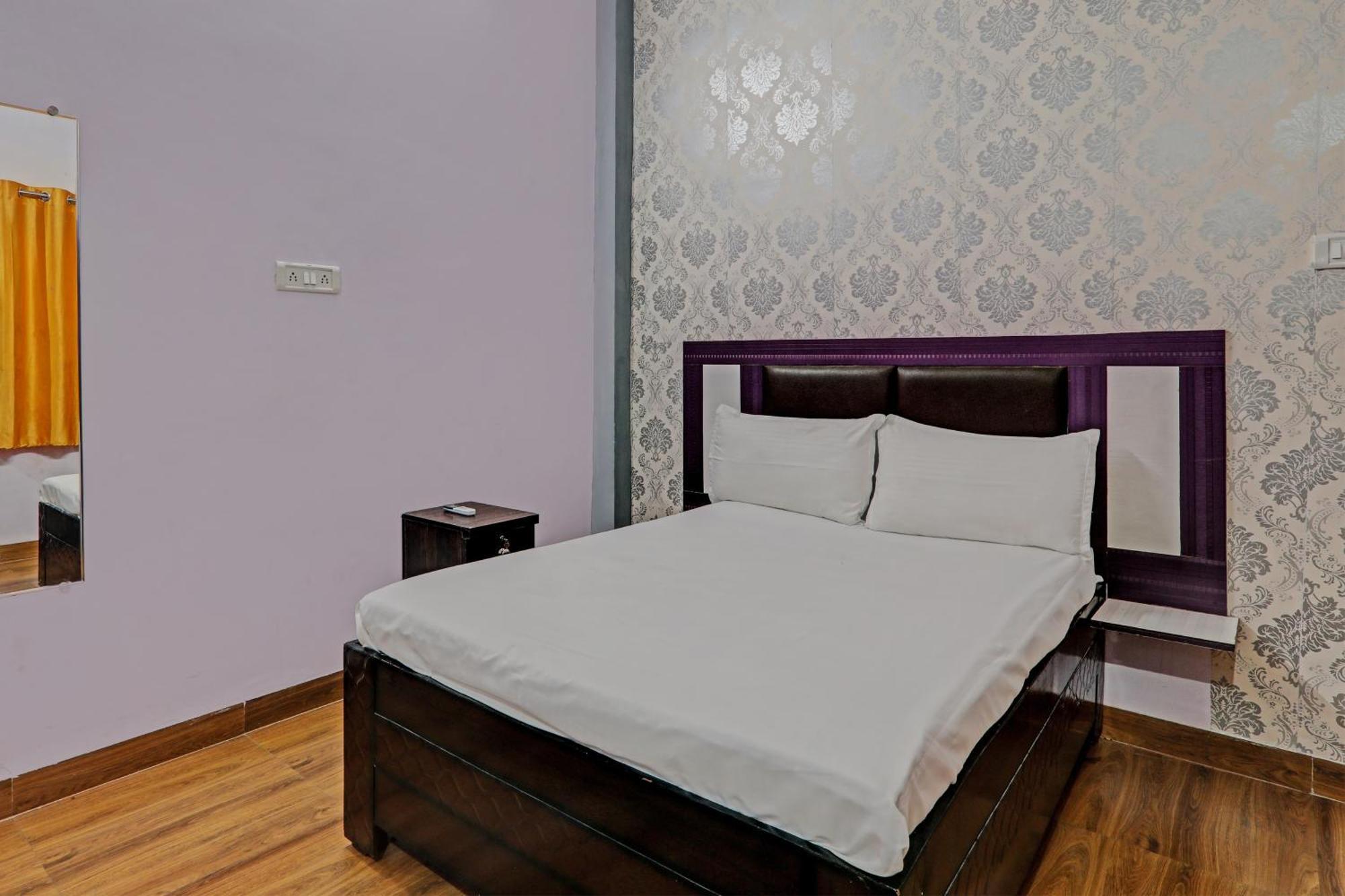 Oyo Hotel Crown Лакхнау Экстерьер фото