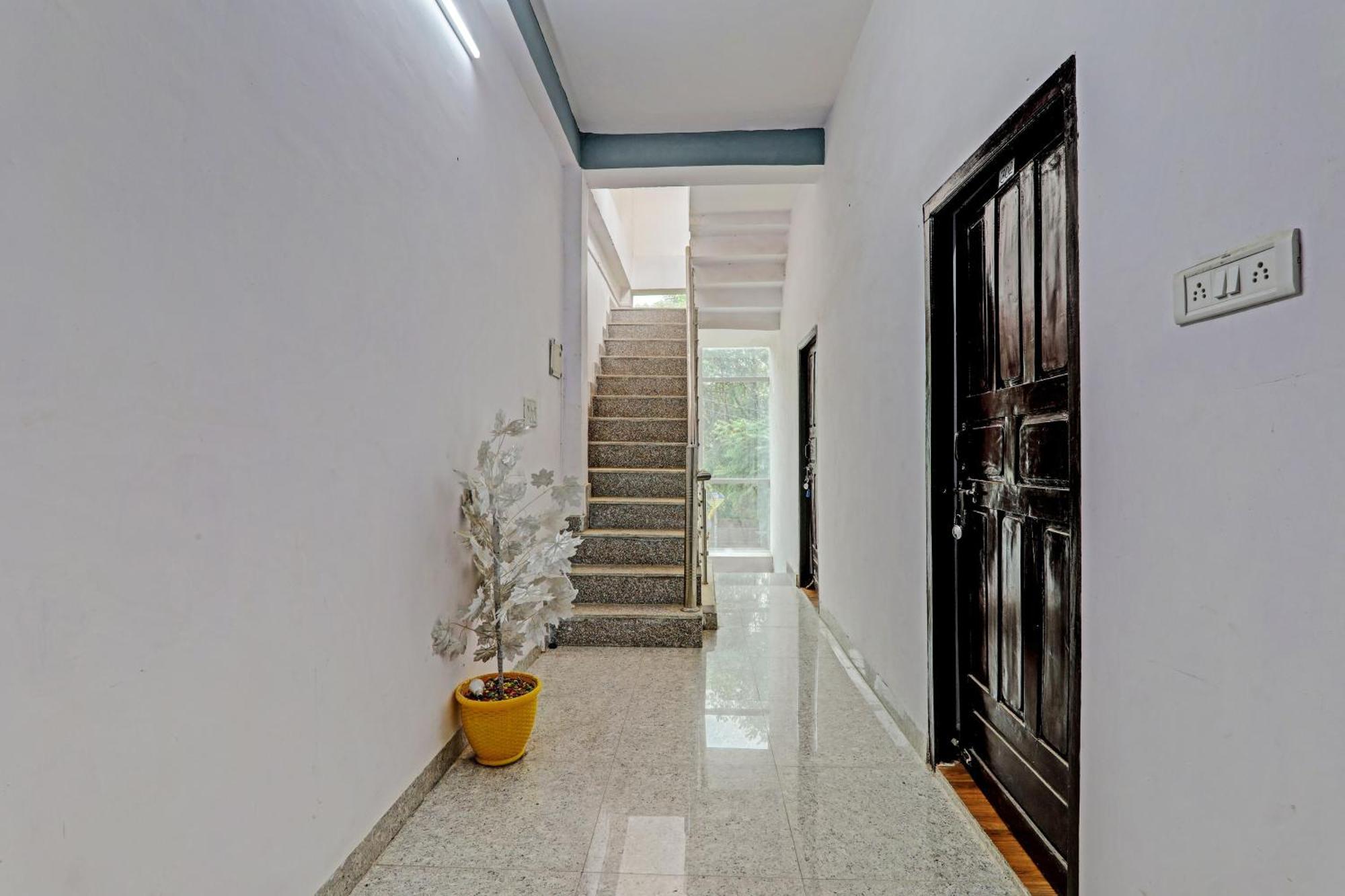 Oyo Hotel Crown Лакхнау Экстерьер фото