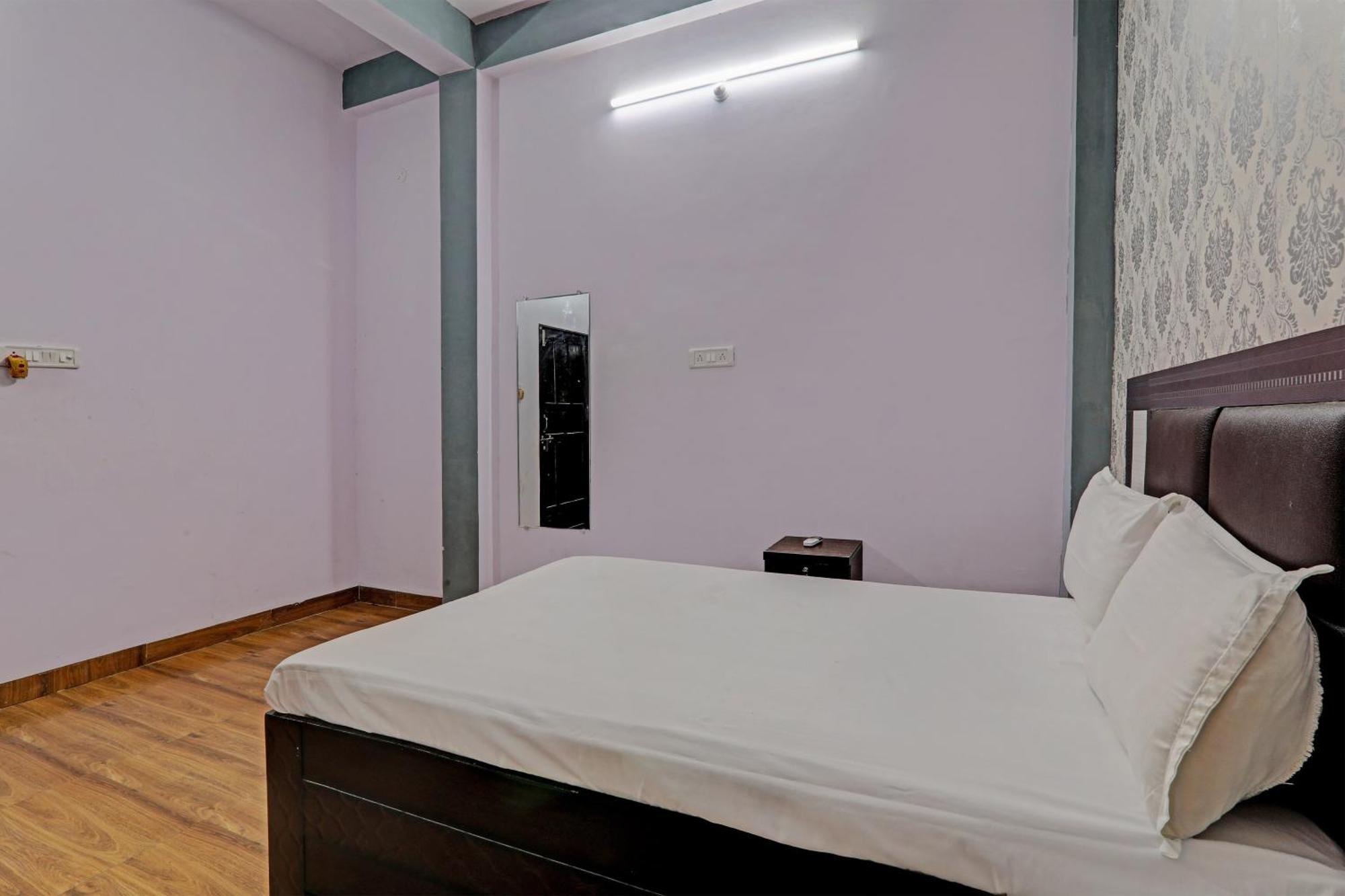 Oyo Hotel Crown Лакхнау Экстерьер фото